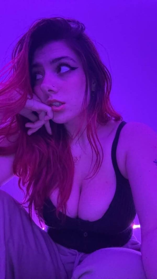 Busty Girls (43 pics)