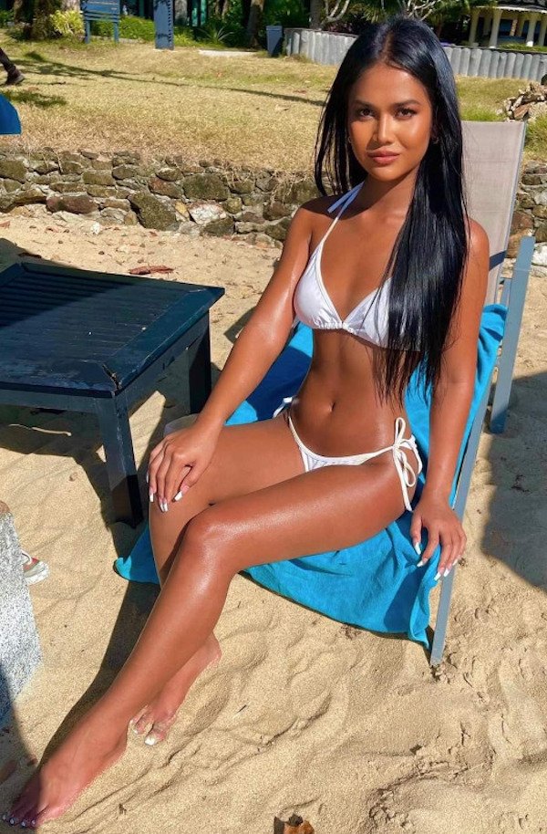 Girls With Long Legs (34 pics)