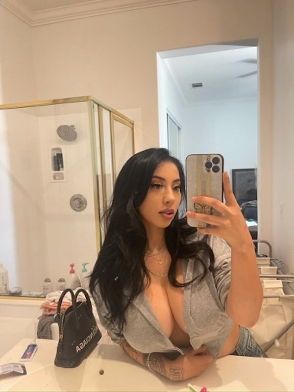 Braless Girls (27 pics)