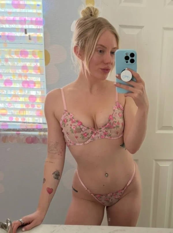 Hot Blondes (32 pics)