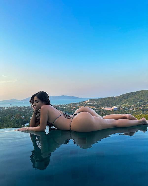 Rear View (44 pics)
