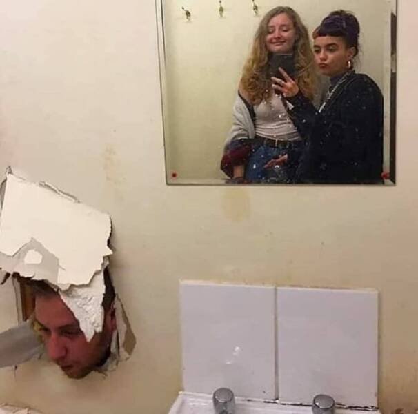 What Is Going On Here? (24 pics)