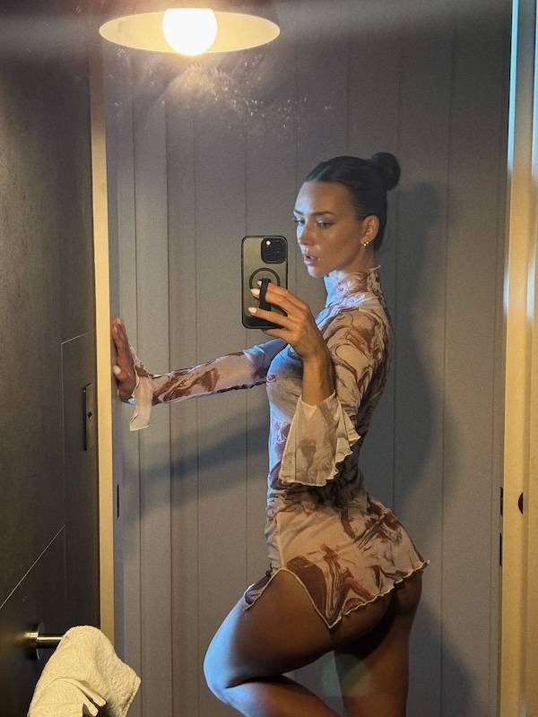 Selfie Girls (47 pics)