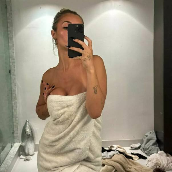 Selfie Girls (47 pics)