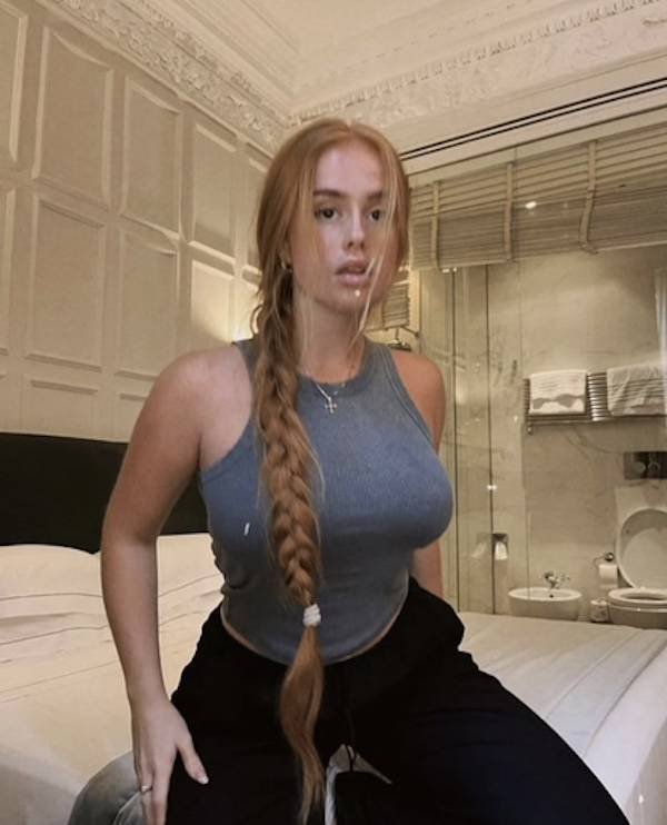 Busty Girls (38 pics)