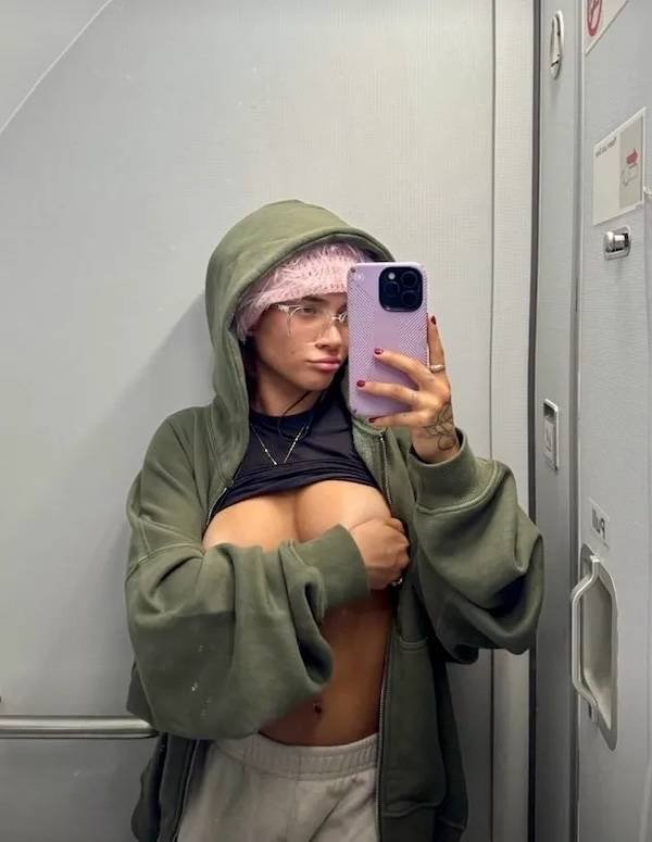 Busty Girls (38 pics)