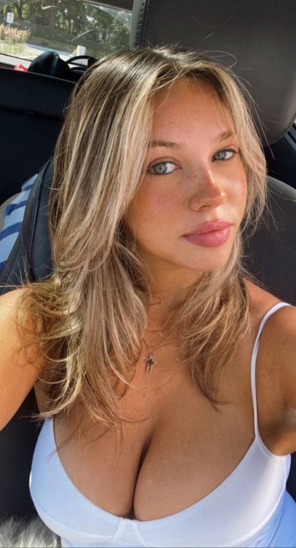Busty Girls (38 pics)