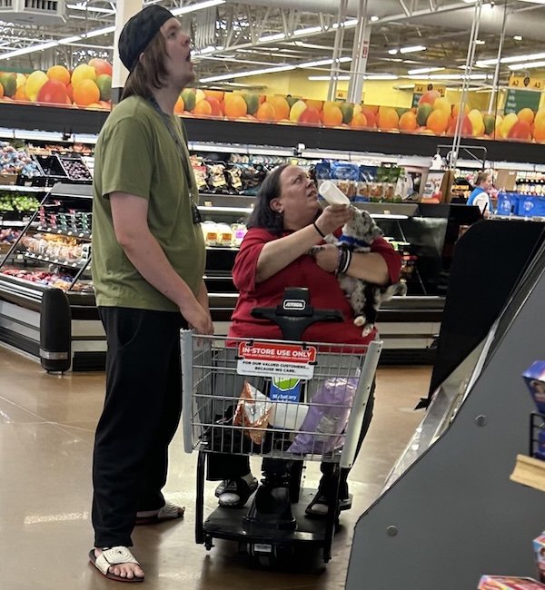 Odd People In Stores (24 pics)