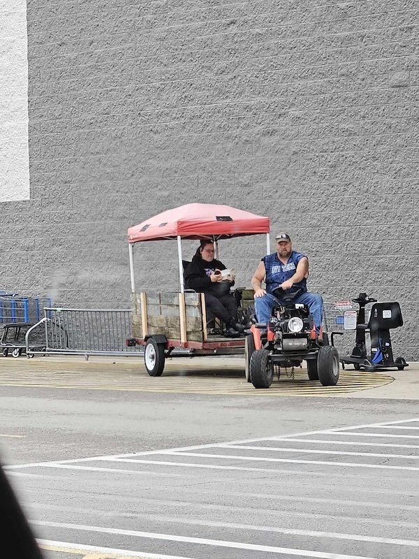 Odd People In Stores (24 pics)