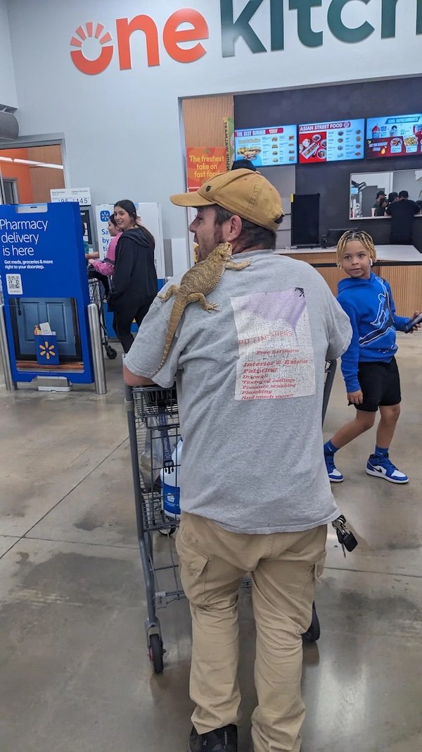 Odd People In Stores (24 pics)
