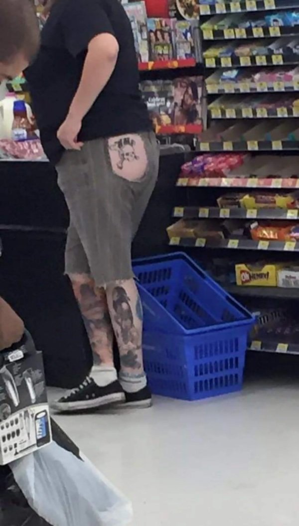 Odd People In Stores (24 pics)