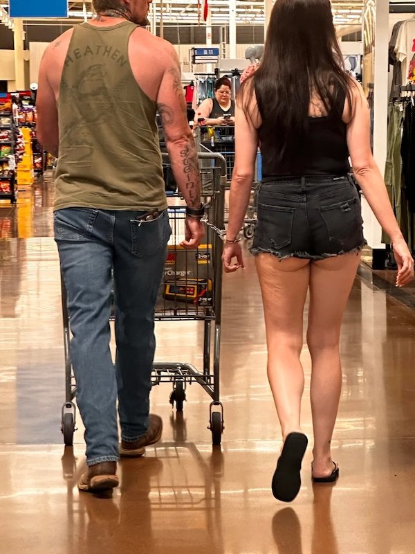Odd People In Stores (24 pics)