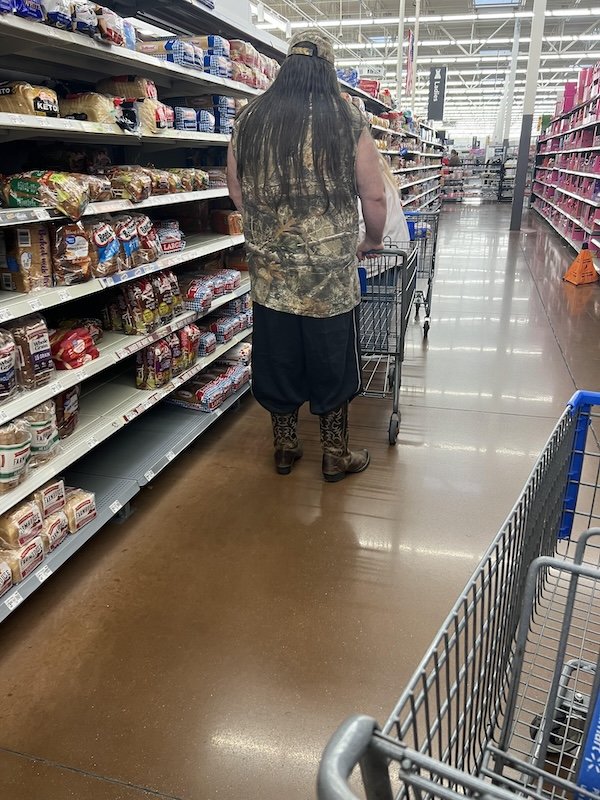 Odd People In Stores (24 pics)