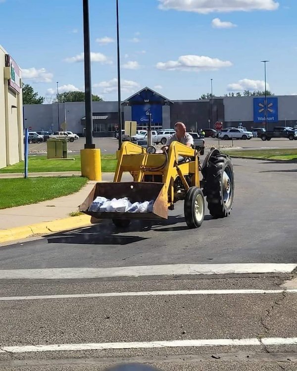 Odd People In Stores (24 pics)