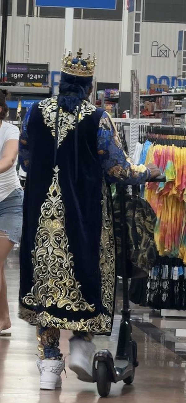 Odd People In Stores (24 pics)