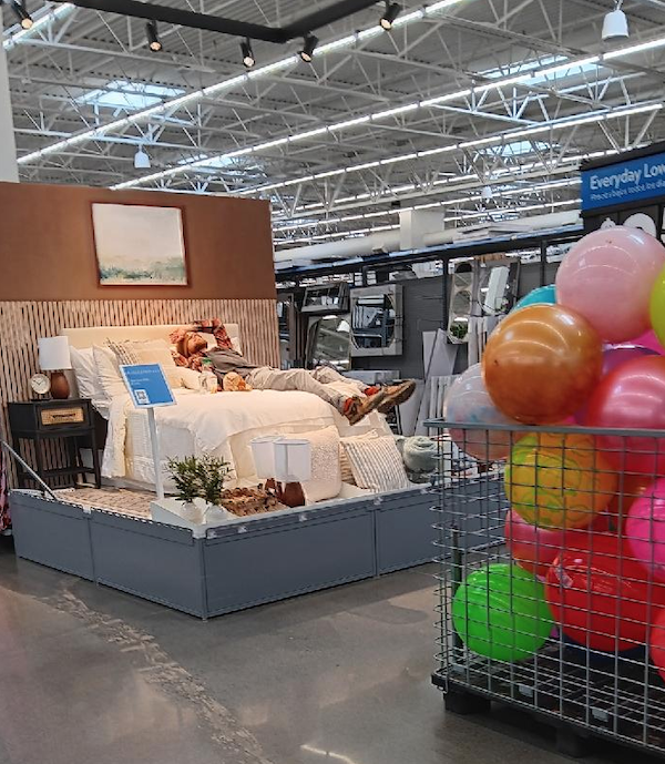 Odd People In Stores (24 pics)