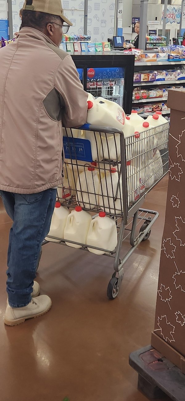Odd People In Stores (24 pics)