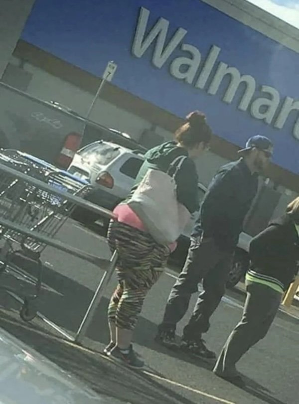 Odd People In Stores (24 pics)