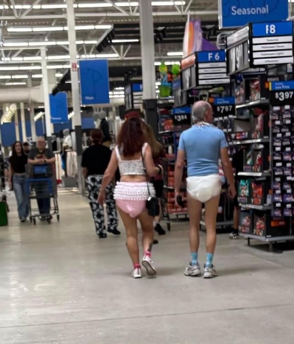 Odd People In Stores (24 pics)