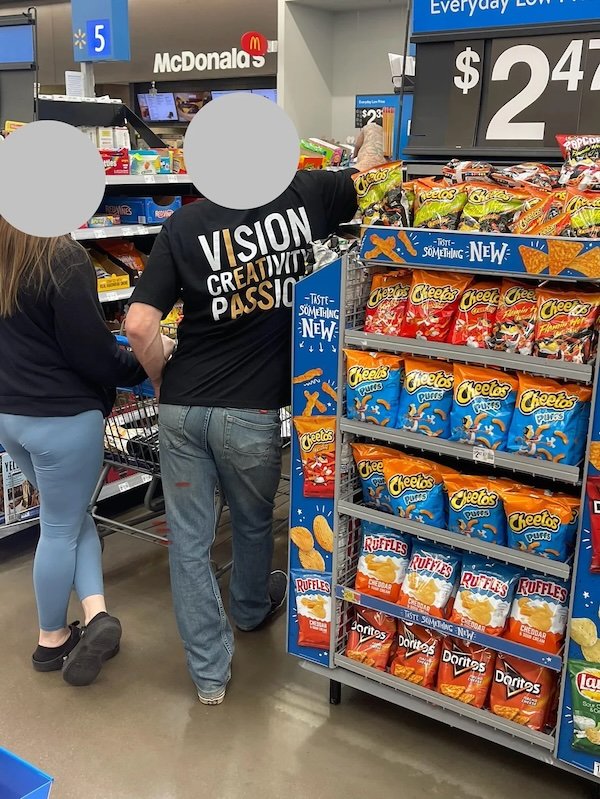 Odd People In Stores (24 pics)