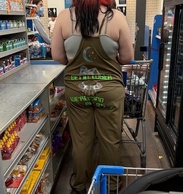 Odd People In Stores (24 pics)