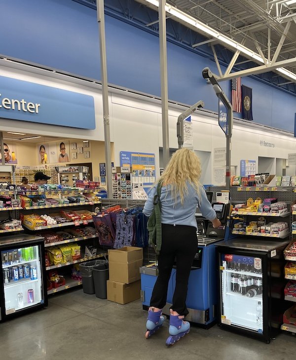 Odd People In Stores (24 pics)