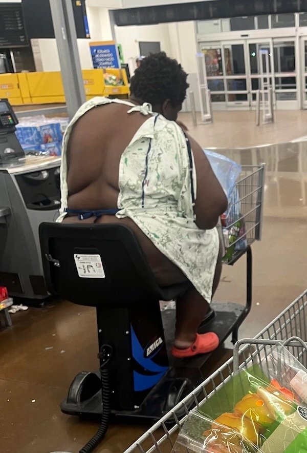 Odd People In Stores (24 pics)