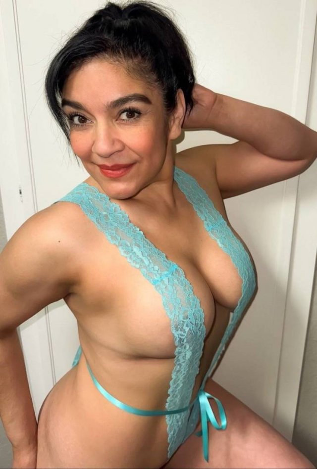 Busty Girls (45 pics)