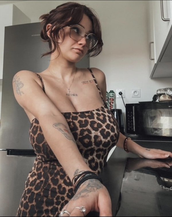 Girls In Dresses (39 pics)