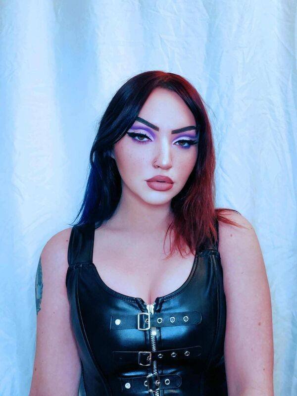 Girls In Latex And Leather (25 pics)