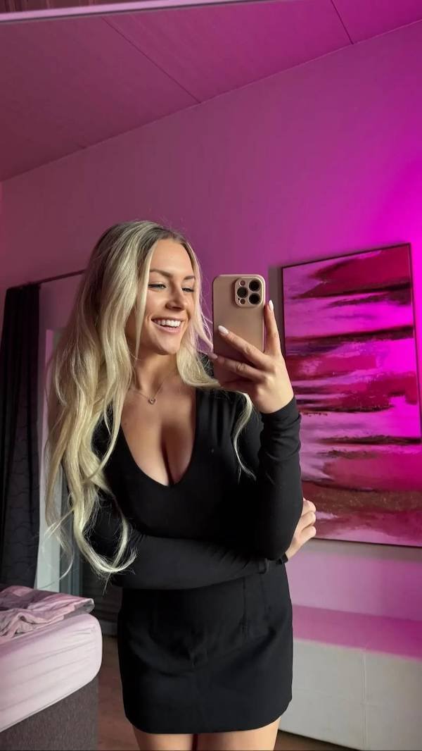 Selfie Girls (30 pics)