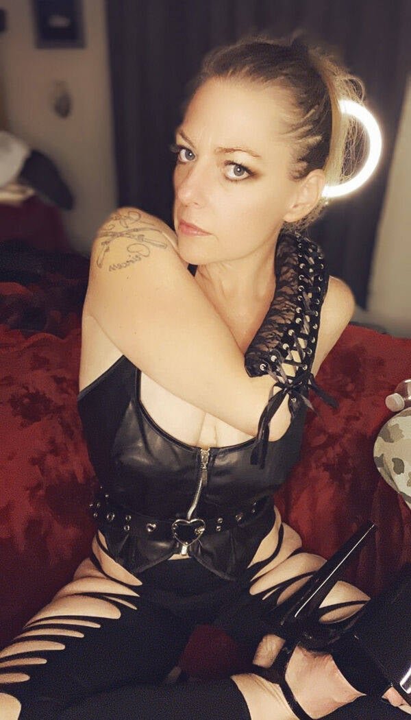 Girls In Latex And Leather (25 pics)