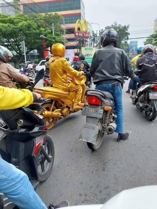 What Is Going On Here? (28 pics)
