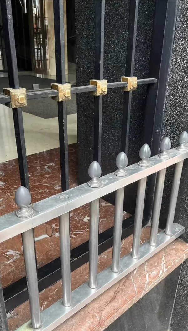 What Is Going On Here? (28 pics)