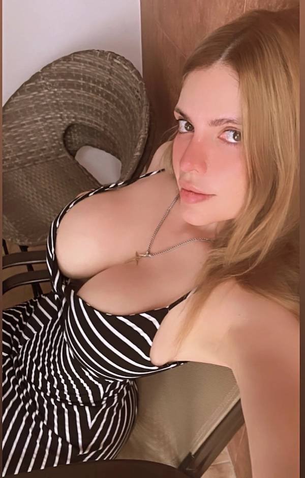 Busty Girls (40 pics)