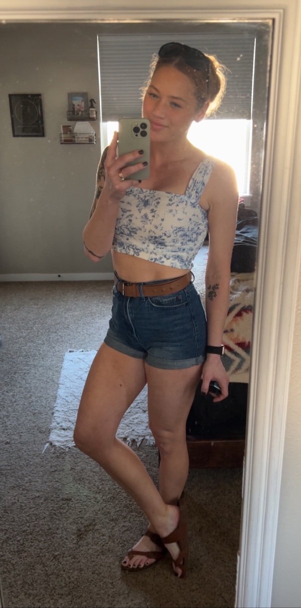 Girls In Shorts (40 pics)