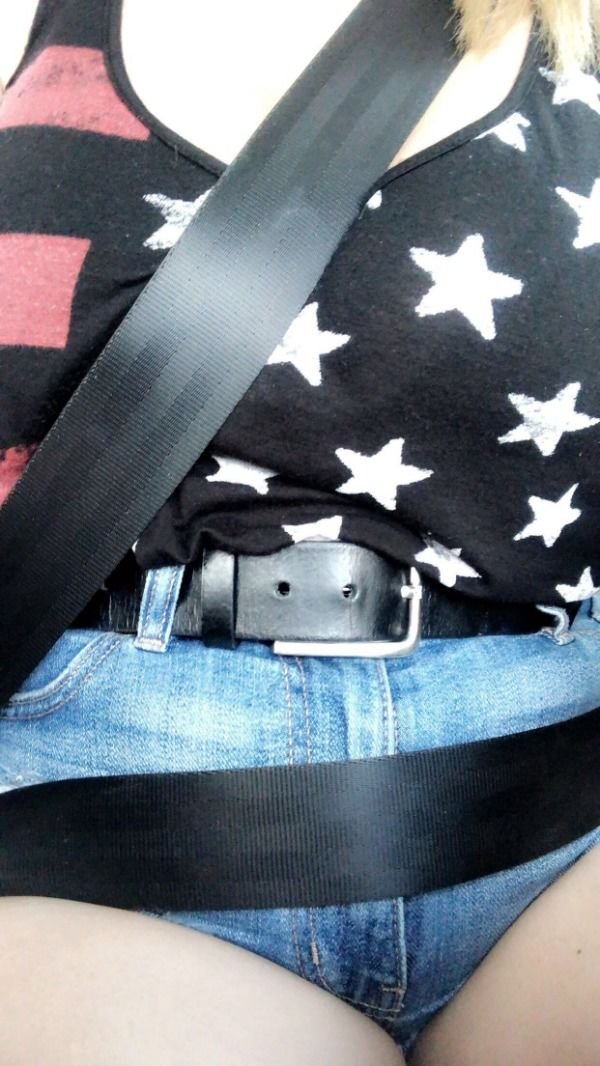 Girls In Cars (23 pics)