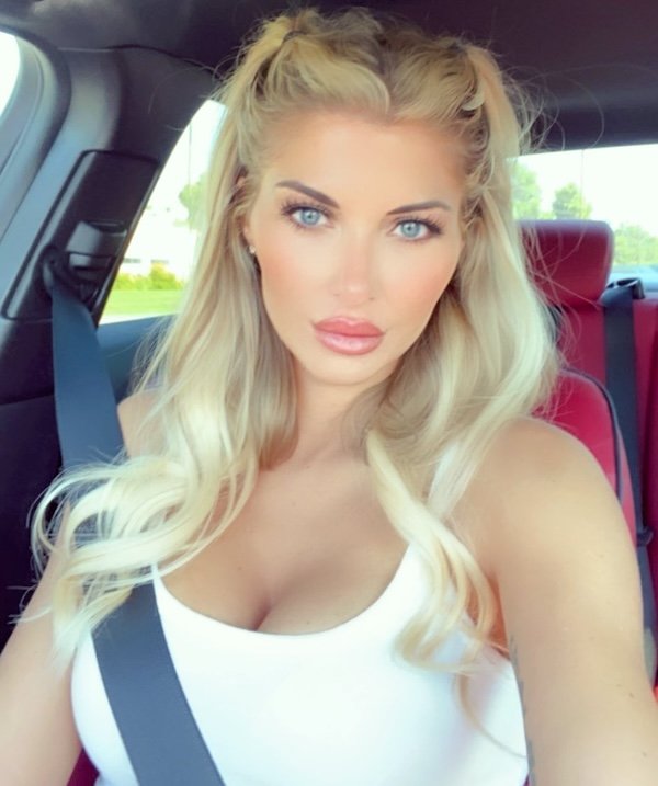 Girls In Cars (23 pics)