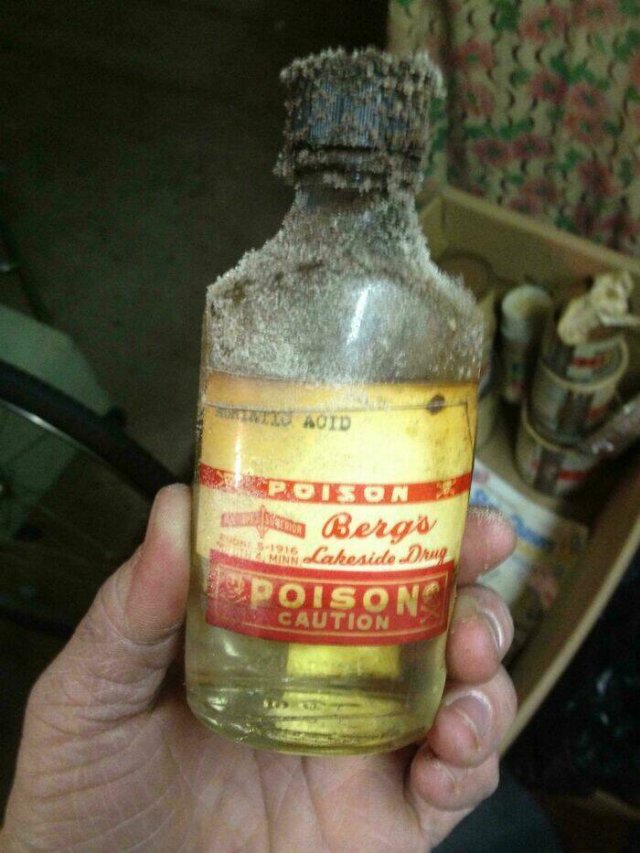 Interesting Finds In Old Houses (25 pics)