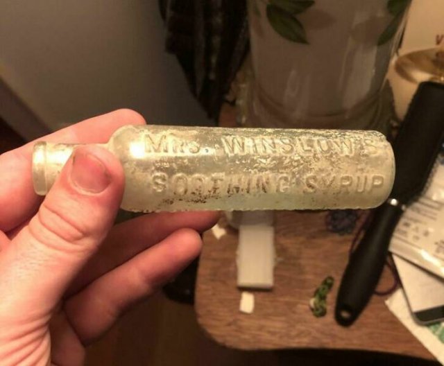 Interesting Finds In Old Houses (25 pics)