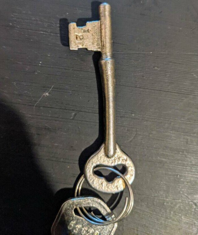 Interesting Finds In Old Houses (25 pics)