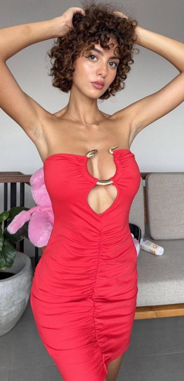 Busty Girls (47 pics)