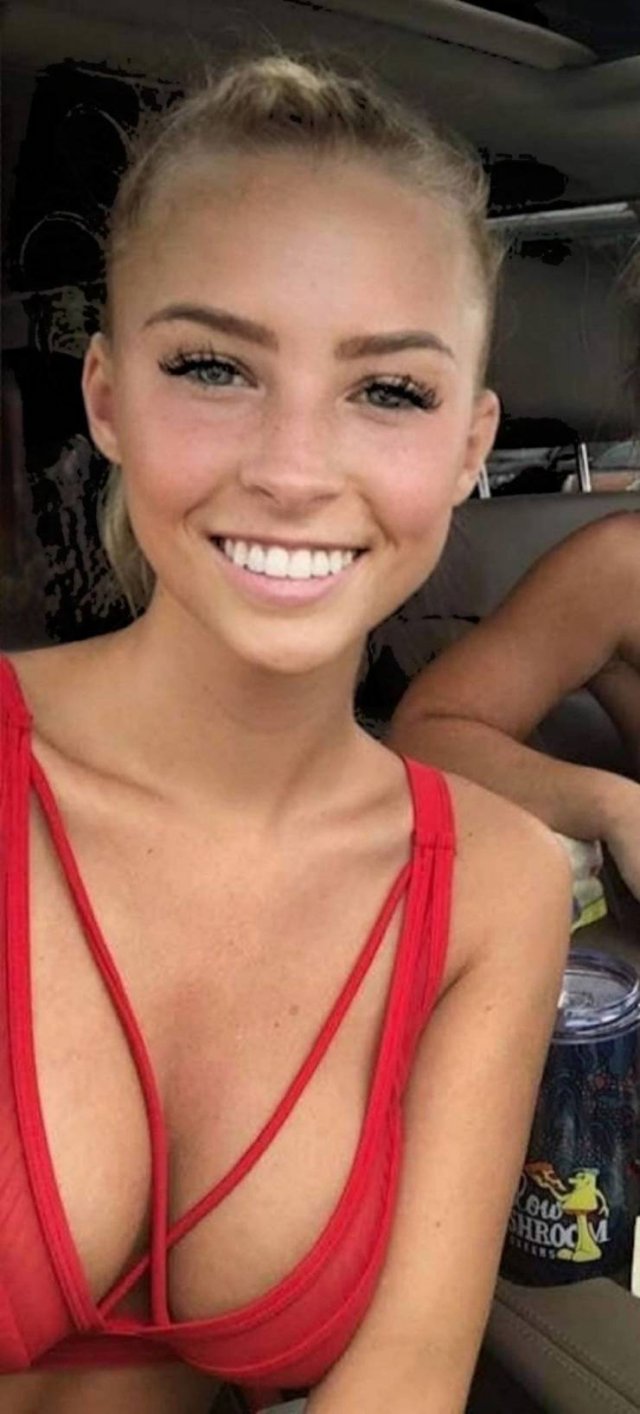 Busty Girls (47 pics)