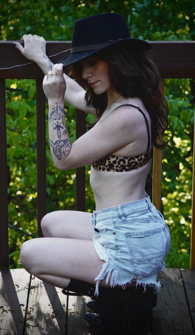 Girls In Shorts (25 pics)