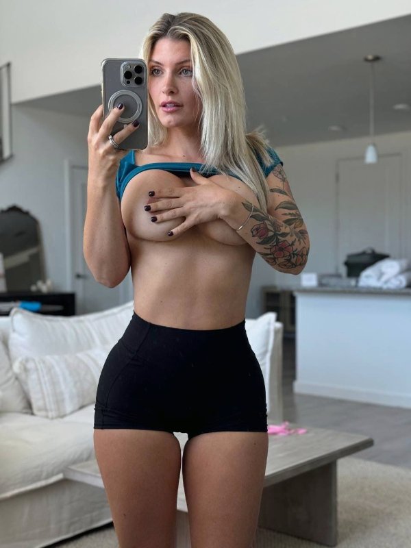 Girls With Handbras (32 pics)