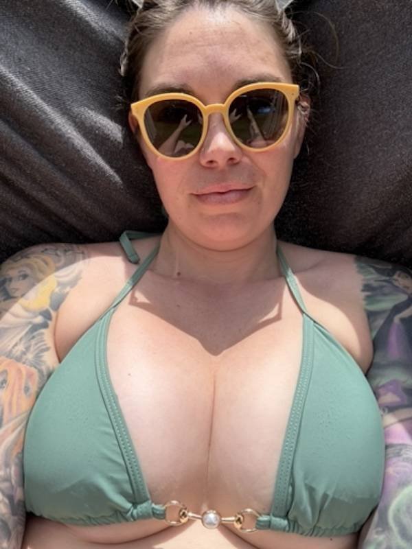 Busty Girls (48 pics)