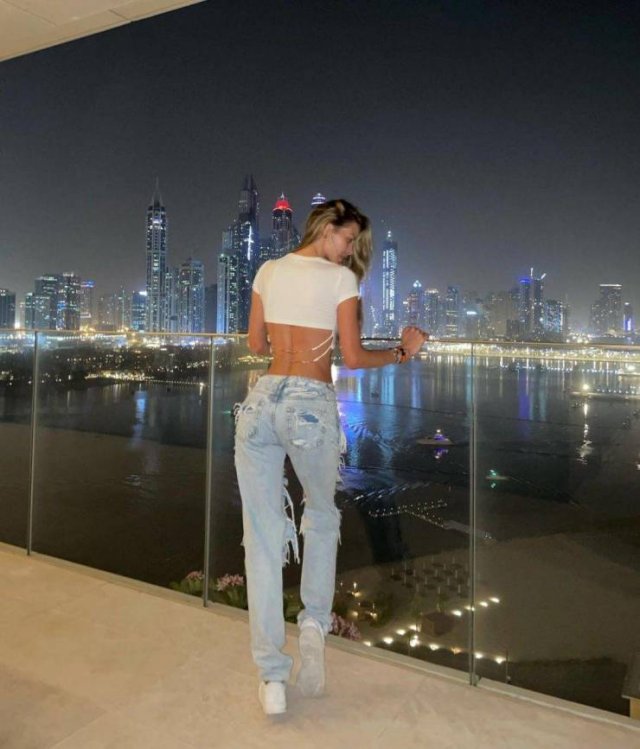 Girls In Tight Jeans (50 pics)