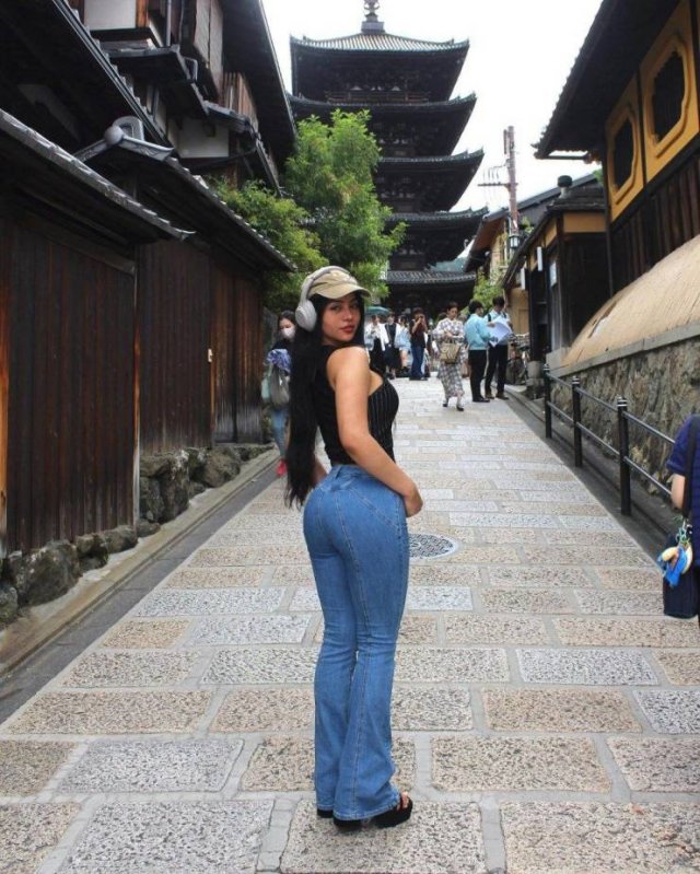 Girls In Tight Jeans (50 pics)