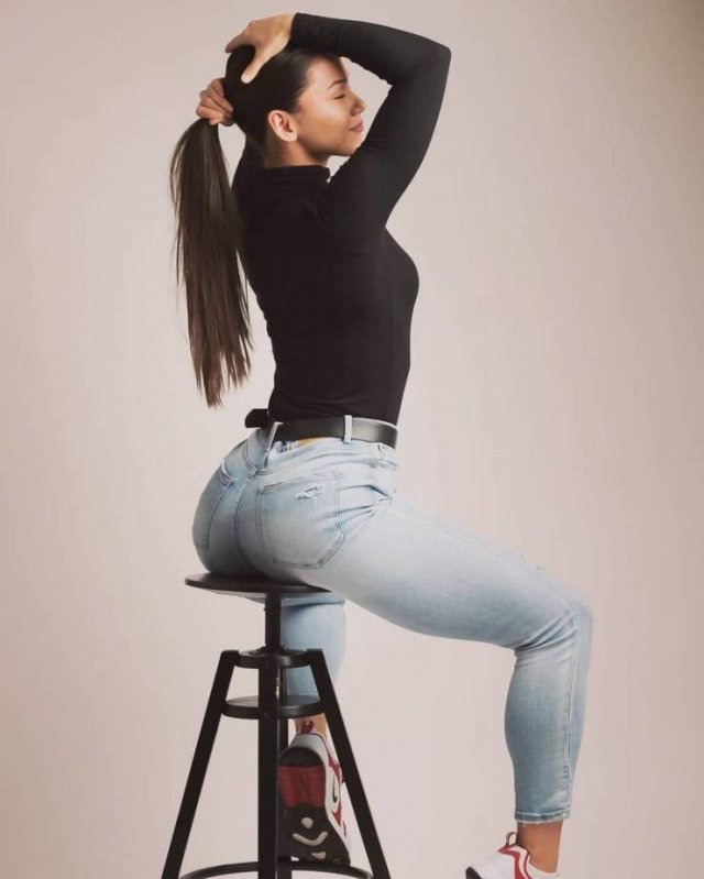 Girls In Tight Jeans (50 pics)