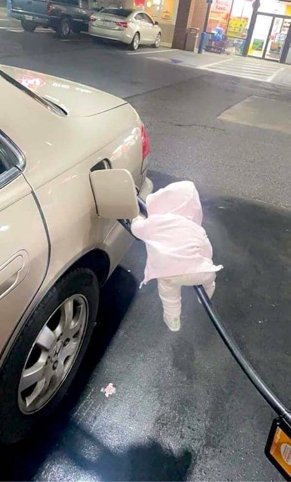 What Is Going On Here? (18 pics)